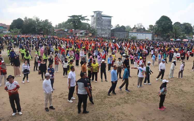 Antusias masyarakat di Pembuang Hulu mengikuti kegiatan senam dan pemeriksaan kesehatan? gratis bersama Bupati Seruyan (Foto : Prokom Seruyan)
