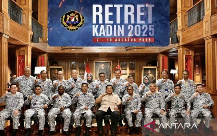 Presiden Prabowo Subianto dan jajaran pengurus Kadin sei-Indonesia berfoto di kediaman di kawasan Hambalang, Kabupaten Bogor, Jawa Barat, Jumat (8/8/2025). ANTARA/HO-Kadin