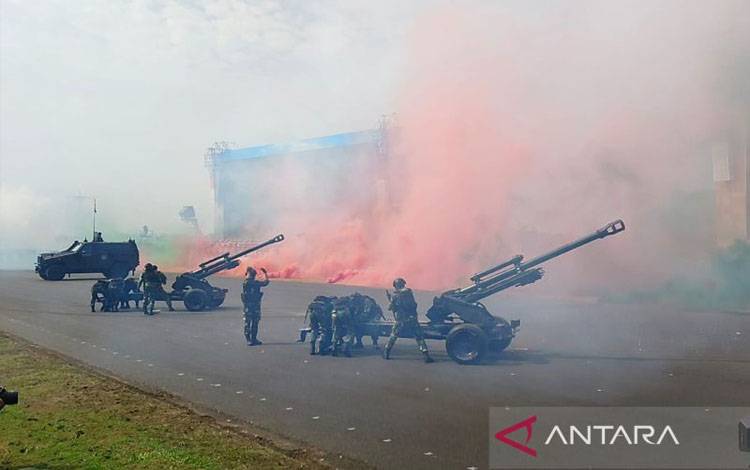 Alutsista TNI dalam gladi bersih upacara Gelar Pasukan Operasional dan Kehormatan Militer di Pusdiklatpassus, Batujajar, Bandung Barat, Jumat (8/8/2025). (ANTARA/Ricky Prayoga)