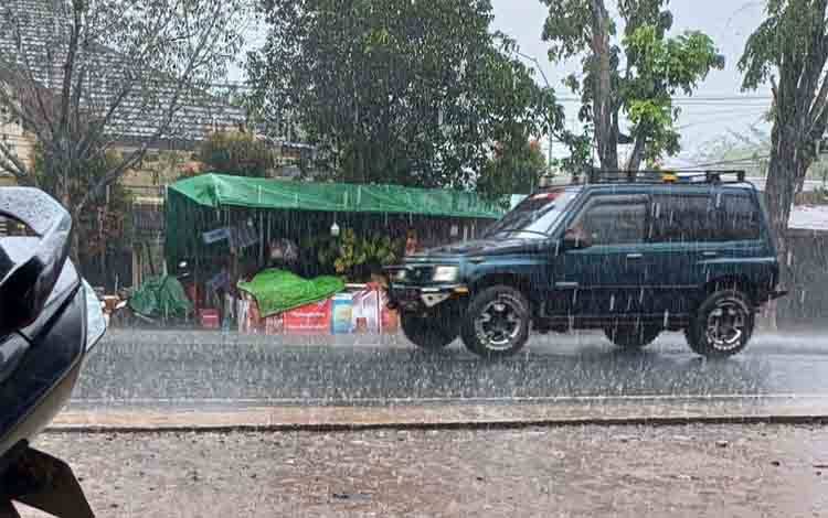 Hujan di Sampit, Kabupaten Kotawaringin Timur, Sabtu, 9 Agustus 2025. (FOTO: DEWIP)