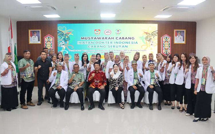 Bupati Seruyan Ahmad Selanorwanda, foto bersama saat membuka Muscab Ikatan Dokter Indonesia (IDI) Cabang Seruyan (Foto : Prokom Seruyan)