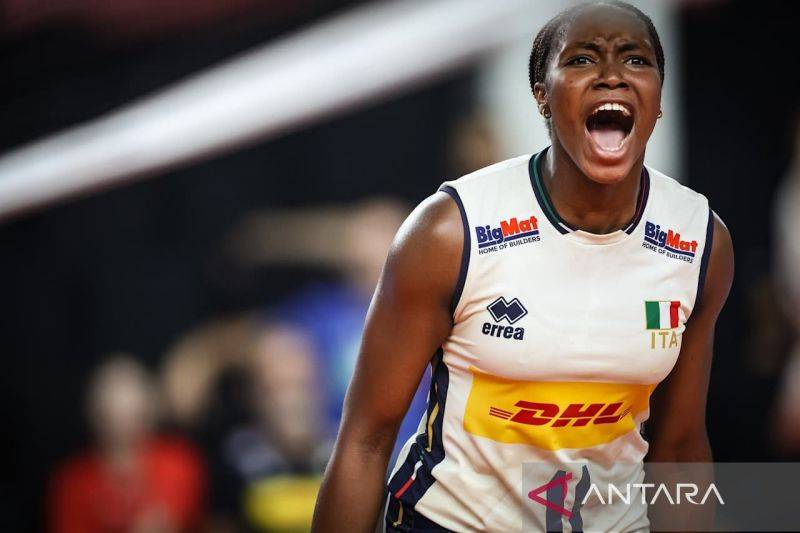 Opposite timnas bola voli putri U-21 Italia Merit Adigwe berselebrasi setelah mencatat poin melawan timnas U-21 Polandia di pertandingan ketiga pul C Kejuaraan Bola Voli Dunia U-21 Putri 2025 yang berlangsung di Samathor Healthporia, Surabaya, Jawa Timur, Sabtu (09/08/2025). (ANTARA/HO-Volleyball World)