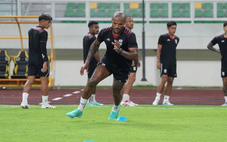 Tim Malut United jalani latihan untuk persiapan pekan kedua BRI Super League 2025-2026, Ternate (10/8/2025). ANTARA/HO- Malut Unitd (Abdul Fatah)