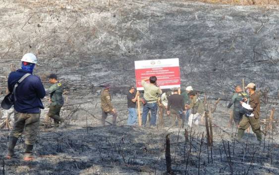 Petugas Gakkum Kemenhut memasang papan pengawasan sebagai bagian dari proses penyegelan lahan kebakaran hutan di Kalimantan Barat, Selasa (29/7/2025). ANTARA/HO-Kemenhut
