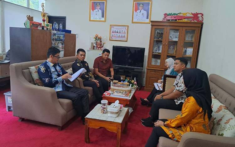 Kepala Biro Administrasi Pimpinan (Karo Adpim) Sekretariat Daerah Provinsi Kalimantan Tengah Johni Sonder saat rangkaian penerimaan PPPK baru di lingkup Biro Adpim Kalteng. (FOTO: SETDA KALTENG)