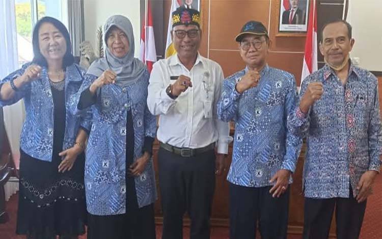Kepala Perwakilan BKKBN Provinsi Kalimantan Tengah, Dr Sunarto menerima kunjungan silaturahmi dari Ketua Perkumpulan Juang Kencana atau PJK BKKBN, Endang Moerniati, SH, MSC, beserta jajaran pada Senin, 11 Agustus 2025. (FOTO: Istimewa)