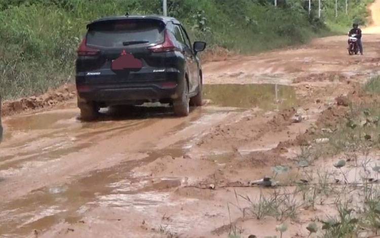 Kondisi jalan di Kecamatan Arut Utara usai hujan.