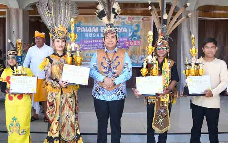 Para pemenang Pawai Budaya Nusantara usai menerima penghargaan, Senin, 11 Agustus 2025. (FOTO: RETHA)