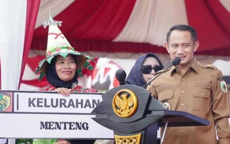 Wali Kota Palangka Raya Fairid Naparin saat menyampaikan sambutannya dalam kegiatan Jambore Kader Posyandu Tingkat Kota (Foto : Prokopim Palangka Raya)
