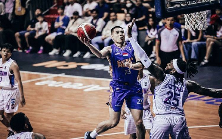 Pemain Satria Muda Bandung Avan Seputra berupaya memasukkan bola dalam keranjang dalam laga IBL. (ANTARA/HO-IBL)