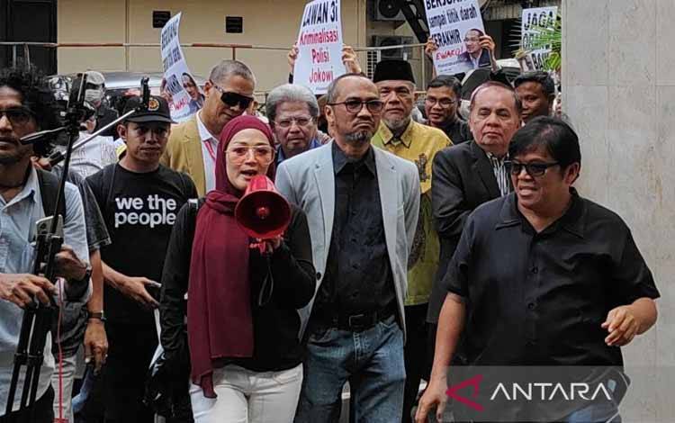 Ketua Komisi Pemberantasan Korupsi (KPK) periode 2011-2015, Abraham Samad (jas abu-abu) saat memenuhi panggilan Polda Metro Jaya, Rabu (13/8/2025). ANTARA/Ilham Kausar