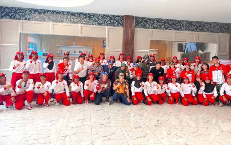 Vokalis Band Hijau Daun, Dide, berfoto dengan anggota Paskibraka Barito Timur yang akan bertugas pada HUT ke-80 kemerdekaan RI. (FOTO: IST)