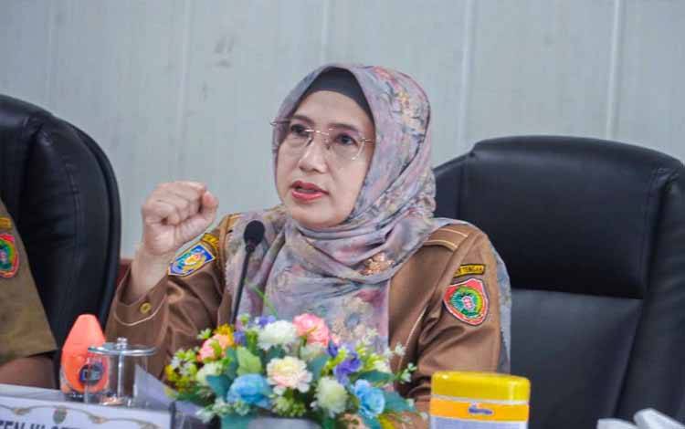 Asisten Administrasi Umum, Sunarti sampaikan arahan saat Rapat Koordinasi dan Pemantauan Tindak Lanjut Penertiban Barang Milik Daerah (BMD) di Kantor Gubernur. (FOTO:RZD)