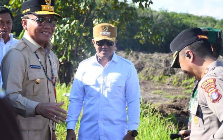 Bupati Pulang Pisau Dampingi Gubernur Kalteng Tinjau Program Cetak Sawah Rakyat di Henda dan Mintin