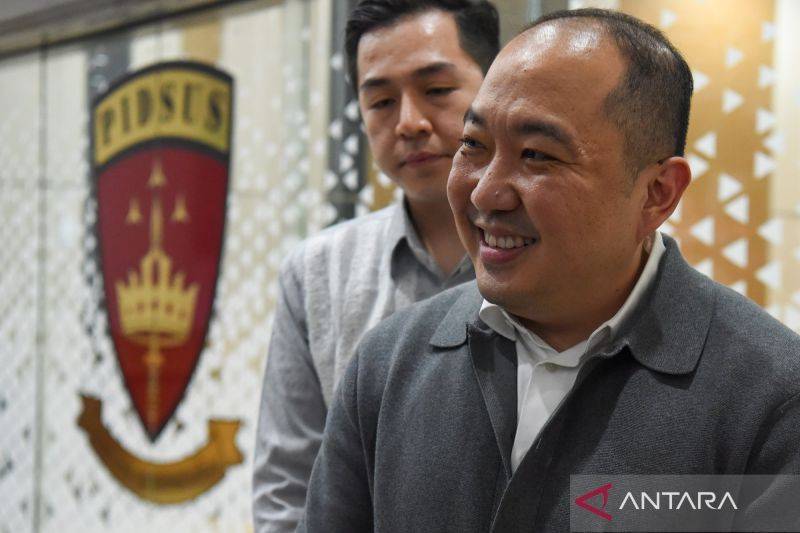 Direktur Utama PT Sri Rejeki Isman Tbk (Sritex) Iwan Kurniawan Lukminto (kanan) berjalan meninggalkan ruangan usai menjalani pemeriksaan di Gedung Jampidsus Kejaksaan Agung, Jakarta, Kamis (17/7/2025). Iwan Kurniawan Lukminto dalam kapasitasnya sebagai saksi dicecar sepuluh pertanyaan oleh penyidik Jampidsus Kejagung terkait kasus dugaan korupsi pemberian kredit kepada PT Sritex yang merugikan keuangan negara sebesar Rp692 miliar. ANTARA FOTO/Indrianto Eko Suwarso/nym.