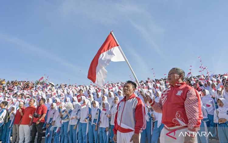 Ribuan pelajar beserta aparatur sipil negara (ASN) mengikuti apel Pembagian Bendera Merah Putih di Teras Udayana, Mataram, NTB, Rabu (13/8/2025). Pemerintah Provinsi NTB membagikan ribuan bendera merah putih kepada pelajar, masyarakat serta aparatur sipil negara (ASN) dalam rangka untuk memeriahkan peringatan Hari Ulang Tahun ke-80 Republik Indonesia.ANTARA FOTO/Ahmad Subaidi/nz