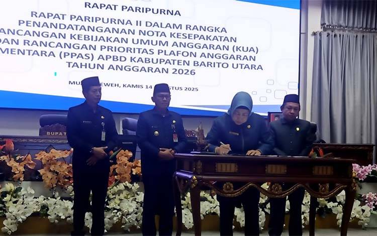 DPRD Barito Utara menggelar rapat paripurna II dalam rangka penandatanganan Nota Kesepakatan KUA dan PPAS APBD Tahun Anggaran 2026, di ruang sidang DPRD, Kamis, 14 Agustus 2025. (Foto: Dhani)