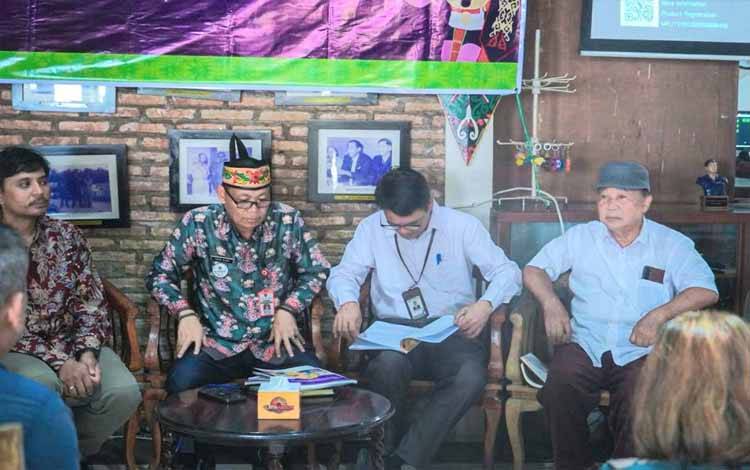 Suasana saat Diskusi Publik Isu Pangan dan Gizi yang diselenggarakan Wahana Lingkungan Hidup Indonesia Kalimantan Tengah di Rumah Tjilik Riwut Gallery dan Resto, Palangka Raya. (FOTO:RZD)