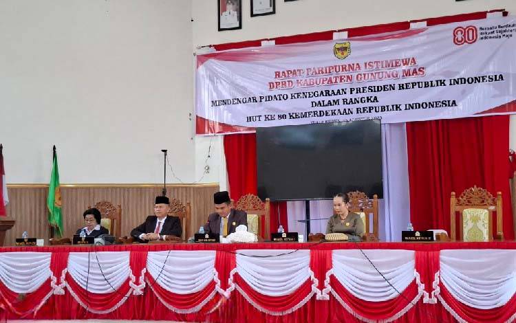Bupati Gunung Mas Jaya S Monong bersama Wakil Bupati Efrensia L.P Umbing, Ketua DPRD Binartha, Wakil Ketua I Nomi Aprila saat mengikuti rapat paripurna mendengarkan pidato kenegaraan Presiden RI, Jumat, 15 Agustus 2025. (FOTO: RISKA YULYANA)