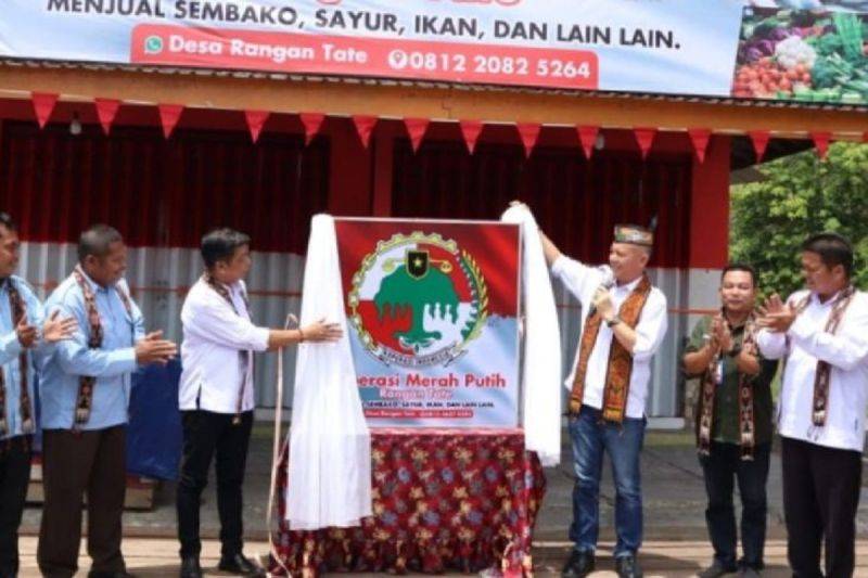 Bupati Gumas Jaya S Monong dan lainnya meresmikan beroperasinya Koperasi Merah Putih Rangan Tate di Desa Rangan Tate, Kecamatan Mihing Raya. (ANTARA/HO-Diskominfosantik Gumas)