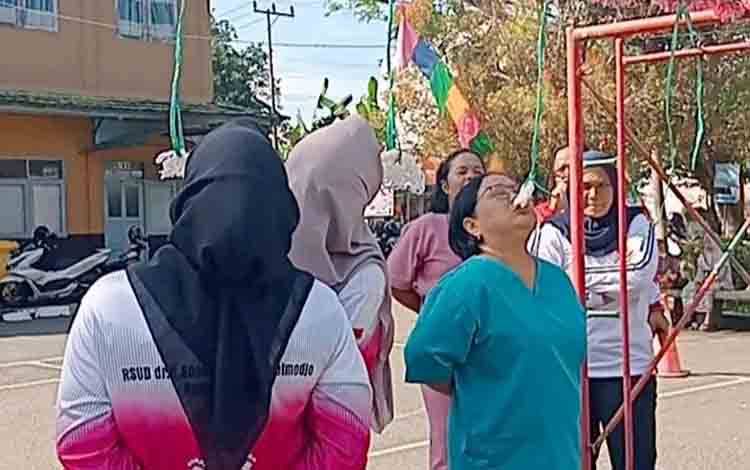 Beberapa pegawai RSUD Kapuas ketika larut mengikuti perlombaan makan kerupuk dalam rangka HUT RI ke 80, di Jalan Tambun Bungai, Kuala Kapuas, Jumat, 15 Agustus 2025. (FOTO: IST)