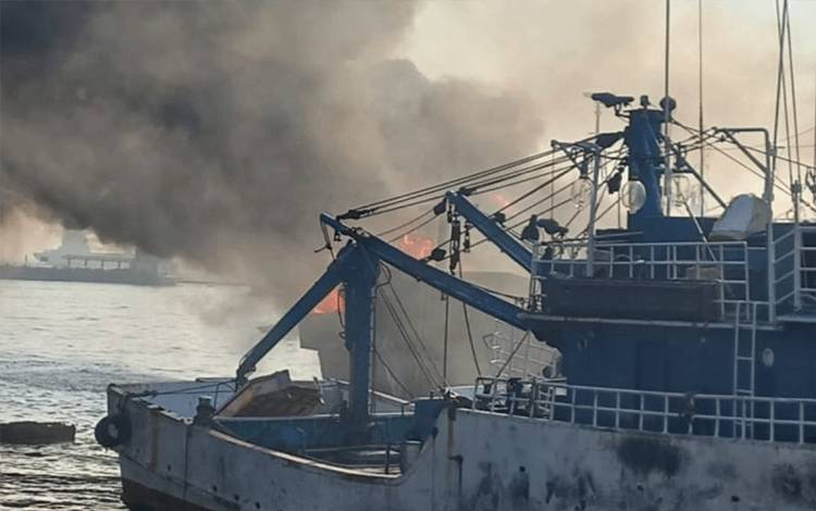 Asap kebakaran kapal di dermaga Muara Baru Penjaringan, Jakarta Utara mengepul di udara pada Sabtu (16/8/2025) pagi. ANTARA/HO-Gulkarmat Jakut dan Kepulauan Seribu