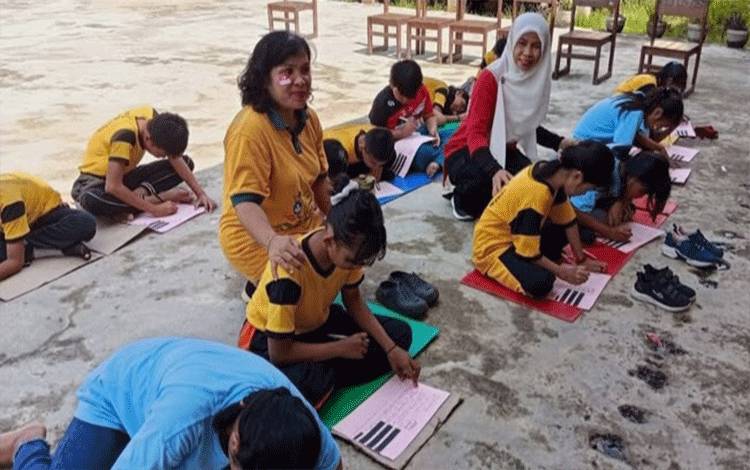 Suasana ceria dan penuh semangat menyelimuti halaman SDN 2 Barimba pada Jumat pagi, 15 Agustus 2025, terlihat Ketua TP PKK Kapuas Hilir-? Normadiyah Nazmiannoor serta beberapa peserta didik dan guru nampak antusuias. (IST)