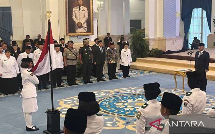 Menteri Sekretaris Negara Prasetyo Hadi (kanan) menjadi Pembina Upacara dalam acara pengukuhan 76 orang anggota Pasukan Pengibar Bendera Pusaka (Paskibraka) di Istana Negara, Jakarta, Sabtu (16/8/2025). (ANTARA/Fathur Rochman)