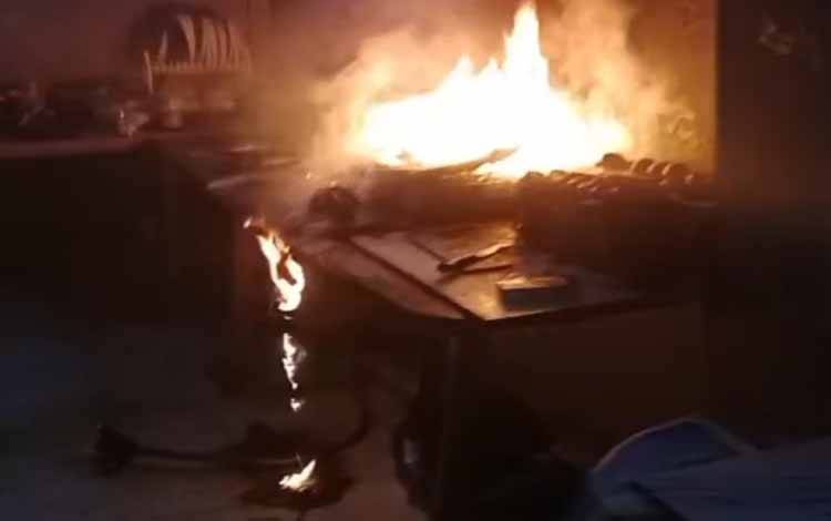 Api yang sempat berkobar di bagian dapur Kafe Bilik, Jalan Pemuda, Kuala Kapuas, Sabtu, 16 Agustus 2025. (IST)