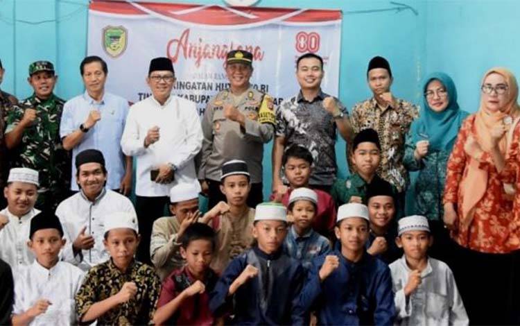 Pj Bupati Barito Utara Indra Gunawan bersama Pj Ketua TP PKK Barito Utara Melly Novita dan rombongan melaksanakan anjangsana di beberapa tempat dalam rangka HUT ke 80 Kemerdekaan. (Foto: Dhani)