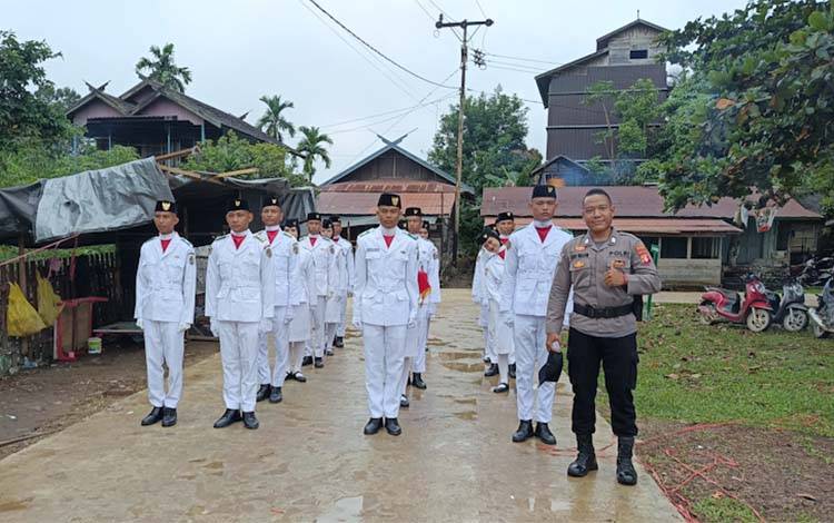 Aktivitas Paskibraka SMAN-1 Katingan Hulu saat hendak mengibarkan bendera merah putih. (Foto: MARINI)