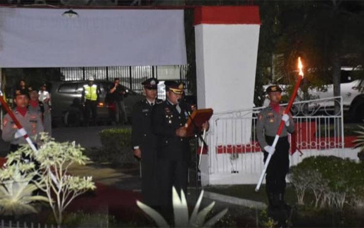 Kapolres Kapuas, AKBP Gede Eka Yudharna ketika membacakan naskah apel kehormatan yang ditujukan untuk mengenang jasa-jasa para pahlawan bangsa di Taman Makam Pahlawan (TMP) Kencana di Jl. Ahmad Yani, Kuala Kapuas, Sabtu malam, 16 Agustus 2025. (IST)