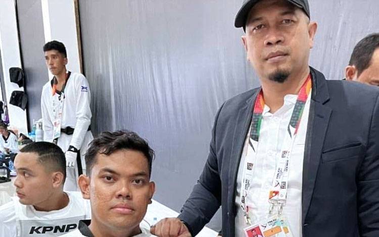Founder BMS Ragil Atmaja ST, AIFO ChydroT saat melatih Atlet Taekwondo Kalteng, Faturrahman di PON Medan. (FOTO: IST)