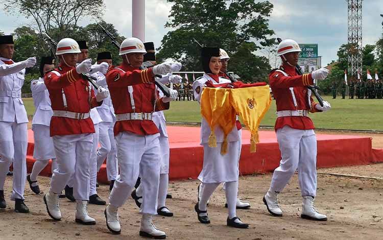 Paskibraka Kotawaringin Timur bertugas mengibarkan bendera merah putih saat peringatan detik-detik Proklamasi, Minggu, 17 Agustus 2025. (FOTO: DEWIP)