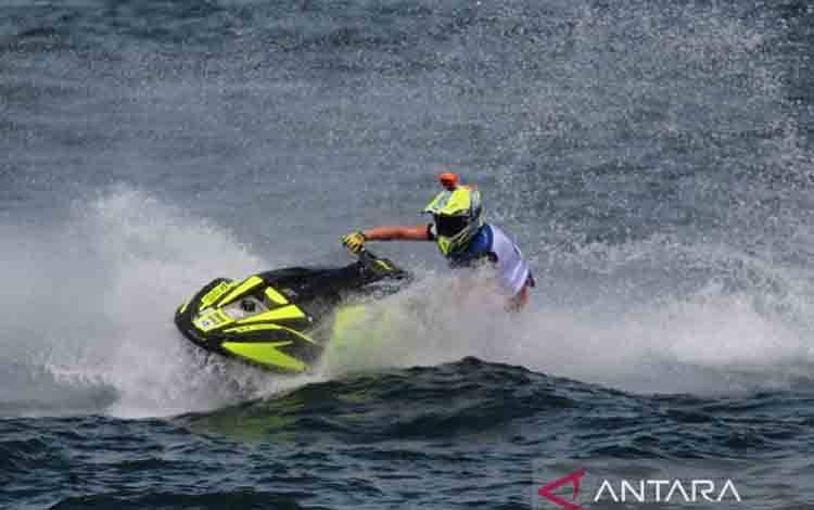 Pembalap Jetski asal Estonia, Jasmin Ypraus meraih juara kategori Ski Ladies GP1 pada Aquabike World Championship 2025 di Danau Toba, Kabupaten Toba Sumatera Utara, Minggu (17/8/2025). ANTARA/Fransisco Carolio