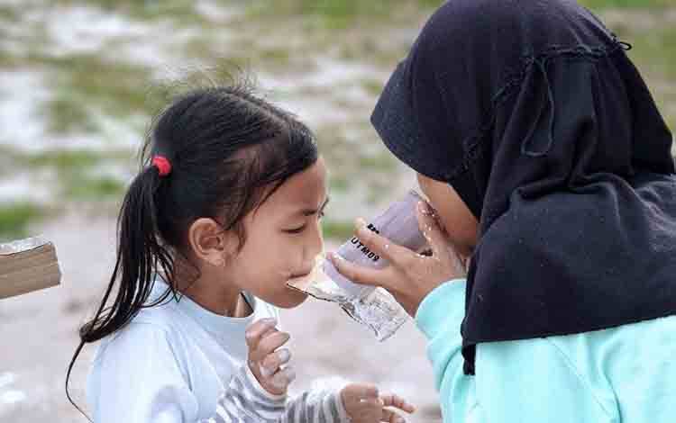 Anak-anak memeriahkan HUT RI dengan lomba dan kebersamaan. (FOTO: FERY)