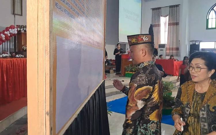 Bupati Gunung Mas Jaya S Monong saat menandatangani deklarasi Gereja Ramah Anak, Remaja dan Pemuda, Minggu, 17 Agustus 2025. (FOTO: RISKA YULYANA)
