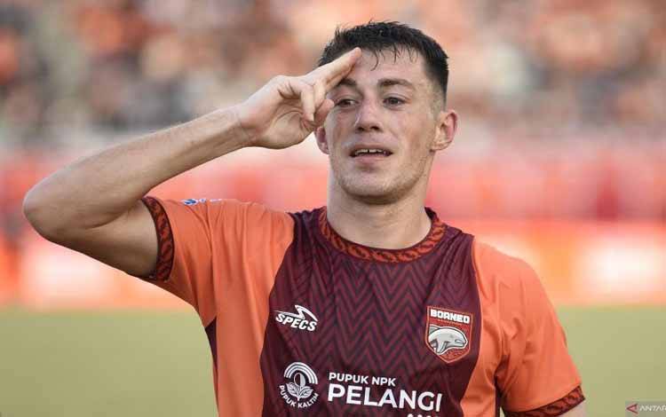 Pesepak bola Borneo FC Mariano Peralta berselebrasi usai mencetak gol ke gawang Bhayangkara Presisi Lampung FC pada pertandingan perdana Super League 2025/2026 di GOR Segiri, Samarinda, Kalimantan Timur, Jumat (8/8/2025). Borneo FC Samarinda kalahkan Bhayangkara Presisi Lampung FC dengan skor akhir 1-0. ANTARA FOTO/M Risyal Hidayat/foc.