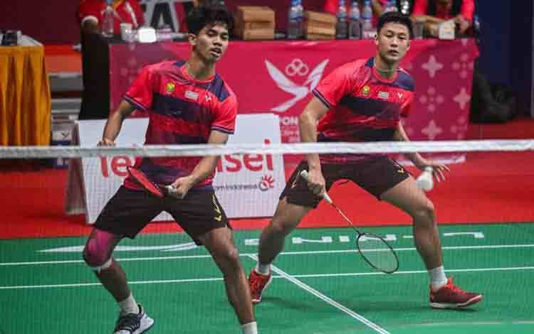 Foto arsip - Ali Faathir Rayhan (kiri) saat berpasangan dengan Sifen Tan kala elawan pasangan Sumatera Barat M Yusuf dan Deri Danilo pada babak penyisihan bulutangkis beregu putra PON XXI Aceh-Sumut 2024 di Gedung PBSI Dinas Pemuda dan Olahraga Sumatera Utara (Disporasu), Deli Serdang, Sumatera Utara, Minggu (8/9/2024). ANTARA FOTO/Rivan Awal Lingga/nz