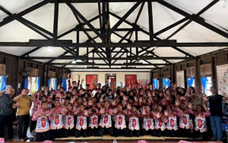 Anggota Paskibraka Kabupaten Barito Utara tahun 2025 foto bersama dengan Kepala Badan Kesbangpol Barito Utara dan jajaran dan para pelatih dan Purna Paskibraka usai penutupan Pusdiklat Paskibraka 2025, di Rumah Betang Muara Teweh. (foto: Dhani)
