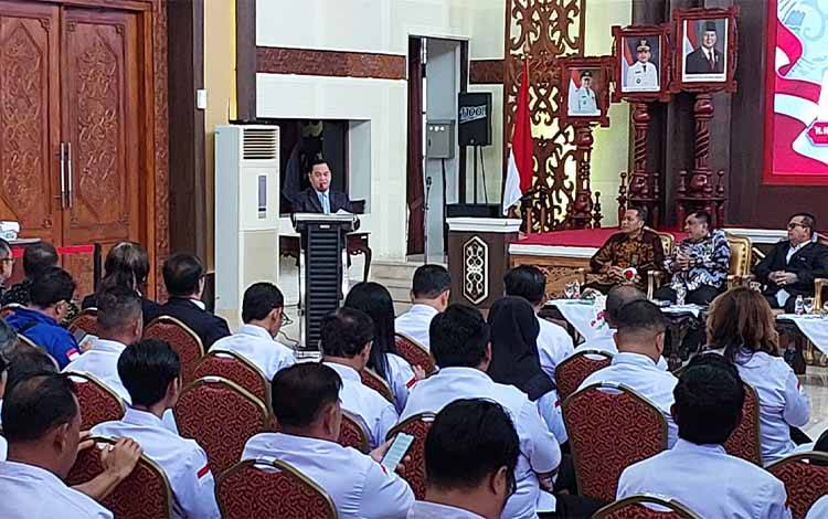 Bupati Kotim Hakinnor saat sambutan di acara pelantikan KONI, belum lama ini. (FOTO : DEVI)