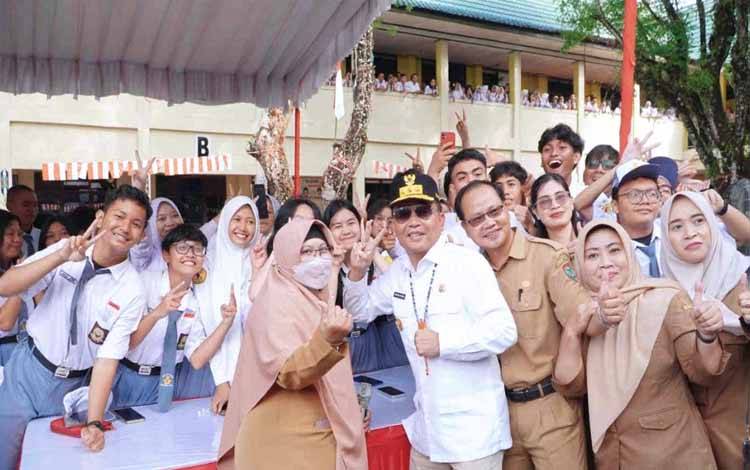 Gubernur Kalimantan Tengah Agustiar Sabran saat mengunjungi SMAN 2 Palangka Raya untuk pelaksanaan pemeriksaan kesehatan gratis. (FOTO: TIA)