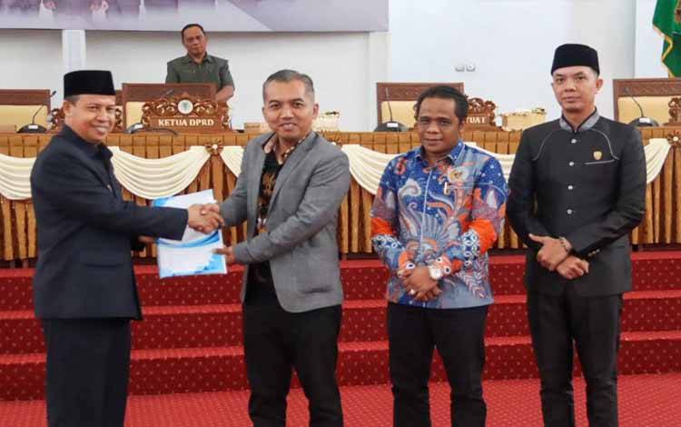 Wakil Bupati Seruyan, Supian serahkan Raperda kepada Ketua DPRD Seruyan didampingi unsur pimpinan pada Paripurna masa persidangan 1 (Foto : Prokom Seruyan)