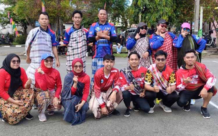 Beberapa karyawan RSUD Kapuas berfoto bersama usai mengikuti berbagai lomba 17-an di Halaman RSUD Kapuas, 16 Agustus 2025. (IST)