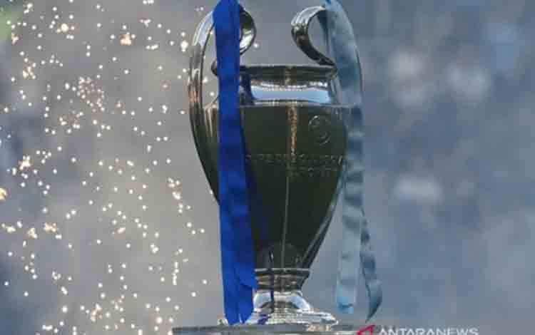 Trofi Liga Champions saat dipamerkan sebelum laga final antara Manchester City dan Chelsea dimulai di Estadio do Dragao, Porto, Portugal (30/3/2021). ANTARA REUTERS/Pierre-Philippe Marcou/aa.