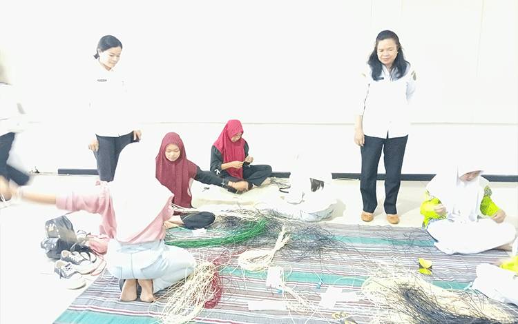 Ketua Lembaga Perempuan Dayak Pulang Pisau Andriani yang juga sebagai juri lomba saat memperhatikan peserta, Rabu, 20 Agustus 2025.( FOTO :RETHA)
