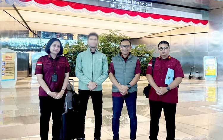Dokumentasi petugas Imigrasi Palangka Raya mendeportasi WNA asal Mesir melalui Bandara Soekarno Hatta, Selasa (19/8/2025). (ANTARA/HO-Kantor Imigrasi Kelas I Non TPI Palangka Raya)