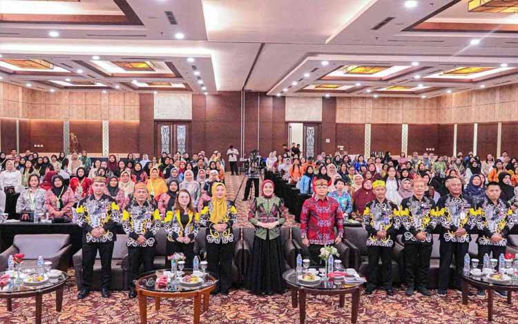 Foto bersama pembukaan kegiatan Peningkatan Kapasitas Kader Posyandu se-Kalimantan Tengah 2025. (FOTO:RVL)