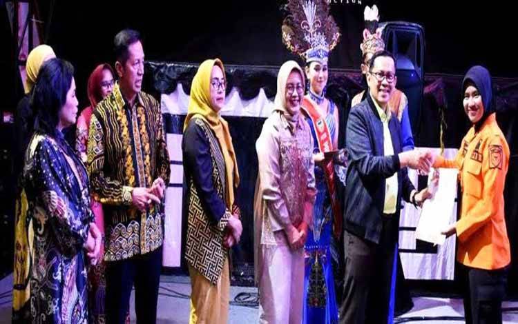 Pj Bupati Barito Utara Indra Gunawan didampingi Sekda Muhlis, unsur FKPD, Ketua TP PKK dan Ketua DWP Barito Utara menyerahkan piagam penghargaan kepada OPD pada penutupan di Muara Teweh, Selasa (19/8/2025) malam. ANTARA/Dokumen Pribadi