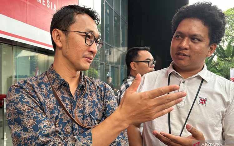 Juru Bicara Komisi Pemberantasan Korupsi Budi Prasetyo (kiri) saat berbincang dengan jurnalis di Gedung Merah Putih KPK, Jakarta, Kamis (21/8/2025). (ANTARA/Rio Feisal)
